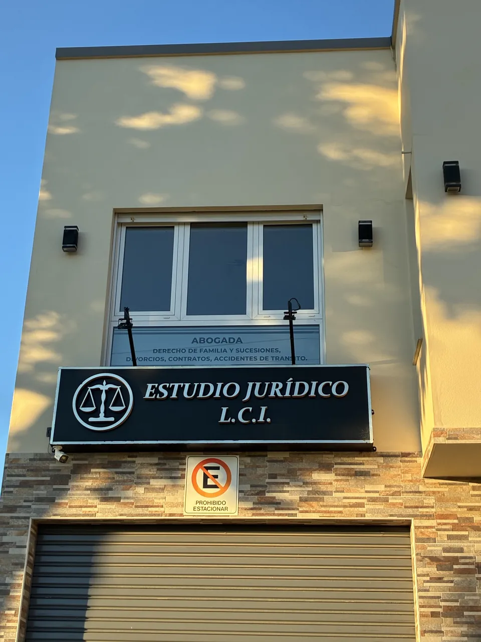 Exterior del Estudio Jurídico L.C.I. con su cartel sobre Avenida Mario Bravo, Mar del Plata