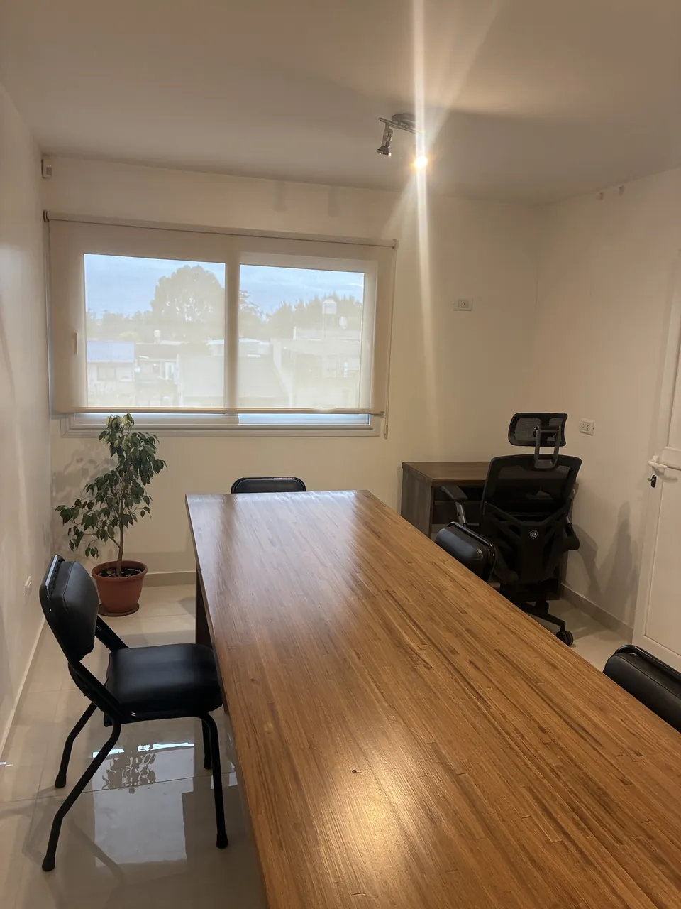 Sala de reuniones del estudio jurídico de Carolina Izi en Mar del Plata