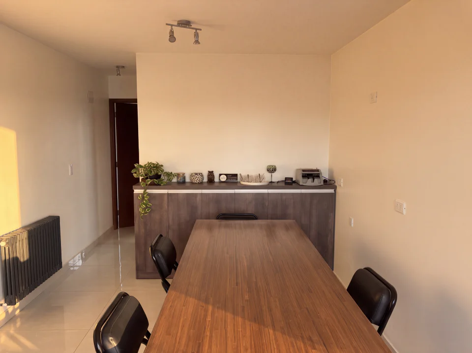 Mesa de reuniones del estudio jurídico de Carolina Izi en Mar del Plata